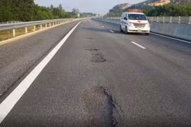Cao tốc Đà Nẵng-Quảng Ngãi nghìn tỷ mới khai thác đã hư hỏng. (Nguồn: VNEWS)