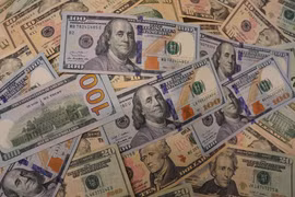 Đồng USD tại một ngân hàng ở Washington, DC. (Ảnh: THX/TTXVN)