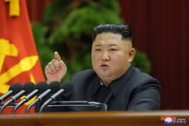 Nhà lãnh đạo Triều Tiên Kim Jong-un tại phiên họp toàn thể lần thứ 5 Ủy ban Trung ương Đảng Lao động Triều Tiên ngày 28/12/2019. (Ảnh: YONHAP/TTXVN)