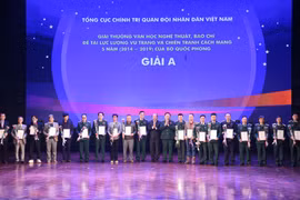 Thượng tướng Nguyễn Trọng Nghĩa, Phó Chủ nhiệm TCCT Quân đội nhân dân Việt Nam và Phó Trưởng Ban thường trực Ban Tuyên giáo Trung ương Võ Văn Phuông trao giải A cho các tác giả đoạt giải. (Ảnh: Lâm Khánh/TTXVN)