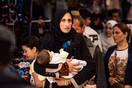 Người dân mua sắm tại một khu chợ ở tỉnh Hasakeh, Syria ngày 12/5/2020. (Ảnh: AFP/TTXVN)