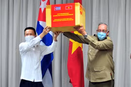 Thượng tướng Ramón Espinosa Martín, Ủy viên Bộ Chính trị, Thứ trưởng Bộ Các lực lượng vũ trang Cuba và Đại biện Đại sứ quán Việt Nam tại Cuba Đỗ Đình Trường trao nhận tượng trưng viện trợ y tế của Việt Nam cho Cuba. (Ảnh: Lê Hà/TTXVN)