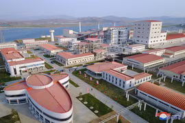Toàn cảnh nhà máy sản xuất phân lân ở Sunchon, phía Bắc thủ đô Bình Nhưỡng. (Ảnh: Yonhap/TTXVN)