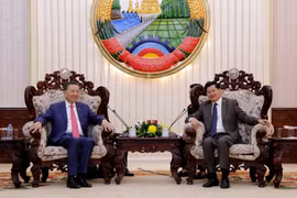 Thủ tướng Lào Thongloun Sisoulith tiếp thân mật Bộ trưởng Tô Lâm cùng Đoàn. (Ảnh: Phạm Kiên/Vietnam+)