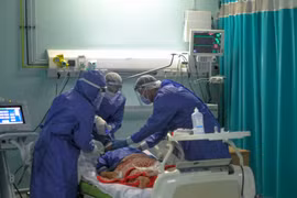 Nhân viên y tế điều trị cho bệnh nhân mắc COVID-19 tại một bệnh viện ở Cairo, Ai Cập ngày 29/4/2020. (Ảnh: AFP/TTXVN)