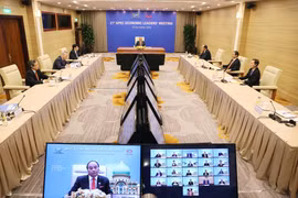 Thủ tướng Nguyễn Xuân Phúc tham dự Hội nghị Cấp cao APEC lần thứ 27 tại điểm cầu Hà Nội. (Ảnh: Thống Nhất/TTXVN)