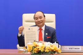Thủ tướng Nguyễn Xuân Phúc và lãnh đạo các nền kinh tế thành viên thông qua "Tầm nhìn APEC Putrajaya 2040". (Ảnh: Thống Nhất/TTXVN)