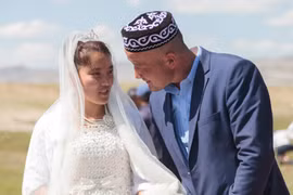 Cô dâu và chú rể trong đám cưới Mông Cổ. (Nguồn: orabuerkliphoto.com)