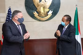 Ngoại trưởng Mỹ Mike Pompeo (trái) trong cuộc gặp Thủ tướng Sudan Abdalla Hamdok tại thủ đô Khartoum (Sudan) ngày 25/8/2020. (Ảnh: AFP/TTXVN)