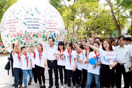 Bộ trưởng Đào Ngọc Dung cùng trẻ em gửi các thông điệp trong tháng hành động vì trẻ em. (Ảnh: PV/Vietnam+)