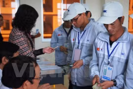Lao động làm thủ tục trước khi đi làm việc ở nước ngoài. (Ảnh minh họa: Hồng Kiều/Vietnam+)