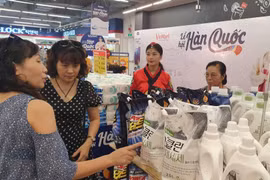 Các sản phẩm hàng hóa Hàn Quốc được bày bán tại Vinmart. (Ảnh: PV/Vietnam+)
