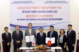Lễ ký kết thỏa thuận hợp tác về phát triển nguồn nhân lực. (Ảnh: Anh Tuấn/TTXVN)