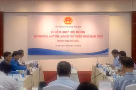Phiên họp đầu tiên bàn về mức tăng lương tối thiểu vùng năm 2020 của Hội đồng Tiền lương quốc gia. (Ảnh: PV/Vietnam+)