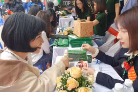 Sinh viên đang tìm hiểu thông tin việc làm tại Ngày hội việc làm 2019. (Ảnh: PV/VIetnam+)