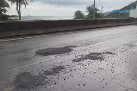 Các vị trí ổ gà liên tiếp nhau trên Quốc lộ 1. (Ảnh: Phan Sáu/TTXVN)