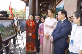 Chủ tịch Quốc hội Vương Đình Huệ, Tổng Giám đốc UNESCO Audrey Azoulay và đại biểu tham quan triển lãm ảnh về di sản thế giới tại Lễ kỷ niệm. (Ảnh: Doãn Tấn/TTXVN)
