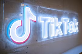 Biểu tượng mạng xã hội TikTok tại London, Anh. (Ảnh: AFP/TTXVN)