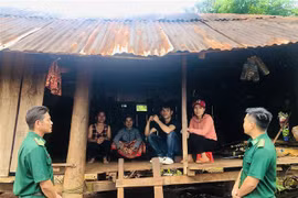 Lực lượng biên phòng đến trao trả 5 thanh niên làng Kloong cho gia đình sau khi họ bị lừa bán qua Campuchia. (Ảnh: Hồng Điệp/TTXVN)