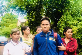 Cả làng Kloong chờ đón 5 thanh niên trở về sau khi bị lừa bán qua Campuchia. (Ảnh: Hồng Điệp/TTXVN)
