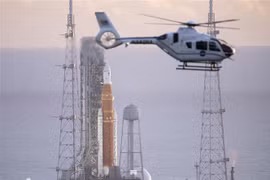 Tên lửa đẩy Artemis mang theo tàu vũ trụ Orion được đặt trên bệ phóng Launch Pad 39B ở trung tâm vũ trụ Kennedy thuộc Cape Canaveral, bang Florida (Mỹ) tháng 8/2022. (Ảnh: AFP/TTXVN)