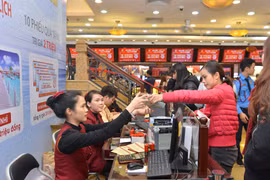 Khách hàng đang giao dịch vàng miếng. (Ảnh: Đức Duy/Vietnam+)
