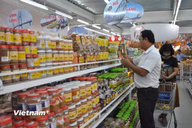 Người dân mua hàng tại siêu thị. (Ảnh: PV/Vietnam+)