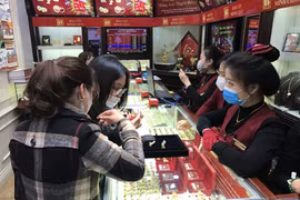 Khách hàng giao dịch vàng miếng. (Ảnh: Đức Duy/Vietnam+)