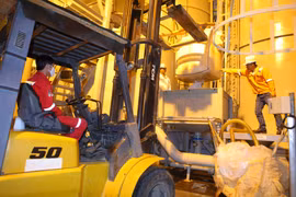 Kỹ sư DMC-WS thực hiện pha trộn hóa chất tại căn cứ hóa chất PVChem tại cảng Vietsovpetro. (Ảnh: PV/Vietnam+)