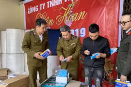Lực lượng Quản lý thị trường kiểm tra sản phẩm khẩu trang tại Công ty Trách nhiệm hữu hạn Việt Hàn. (Ảnh: PV/Vietnam+)