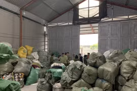Lực lượng Quản lý thị trường tỉnh Quảng Ninh kiểm tra hàng hóa có dấu hiệu nhập lậu trên địa bàn. (Ảnh: Vietnam+)