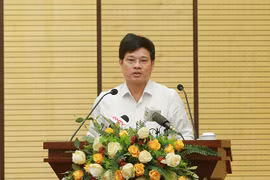 Phó Chủ tịch Ủy ban nhân dân thành phố Hà Nội Ngô Văn Quý chủ trì cuộc họp. (Ảnh: Vietnam+)