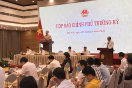 Bộ trưởng Chủ nhiệm Văn phòng Chính phủ Mai Tiến Dũng chủ trì phiên họp báo. (Ảnh: Đức Duy/Vietnam+)