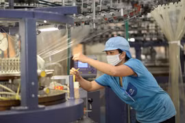 Dệt may áp dụng công nghệ tiên tiến để tăng năng suất lao động. (Ảnh: Xuân Quảng/Vietnam+)