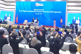 Thủ tướng Nguyễn Xuân Phúc và Bộ trưởng Bộ Công Thương Trần Tuấn Anh tại Lễ ký kết Hiệp định RCEP. (Ảnh: Đức Duy/Vietnam+)