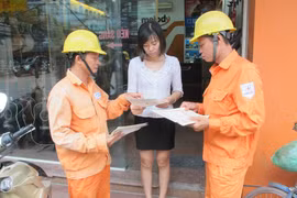 Nhân viên EVN hướng dẫn khách hàng sử dụng điện tiết kiệm, hiệu quả. (Nguồn: Đức Duy/Vietnam+)