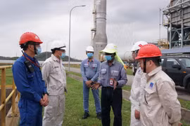 Tổng Giám đốc BSR Bùi Minh Tiến (thứ hai bên trái) trao đổi với các chuyên gia O&M về công tác phòng, chống bão. (Ảnh: Vietnam+)