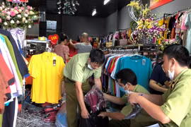 Lực lượng Quản lý thị trường tỉnh Lạng Sơn kiểm tra hàng hóa có dấu hiệu giả mạo nhãn hiệu tại một cửa hàng trên địa bàn. (Ảnh: Vietnam+)