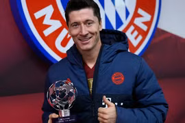 Với 3 bàn thắng và 1 kiến tạo, Robert Lewandowski đoạt danh hiệu Cầu thủ của trận đấu (Man off the Match). Ảnh: Nguồn Bayern.com