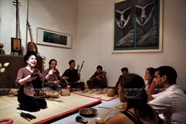 Sân khấu và khán phòng được bài trí đơn giản bằng những chiếc chiếu tạo nên sự gần gũi và ấm cúng giữa người nghe và nghệ sỹ.
