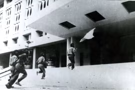 [News Game] Nhìn lại chiến thắng lịch sử mùa Xuân năm 1975