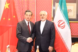 Bộ trưởng Ngoại giao Trung Quốc Vương Nghị (trái) và người đồng cấp Iran Mohammad-Javad Zarif trong một cuộc gặp hồi tháng Ba. (Nguồn: fmprc.gov.cn)