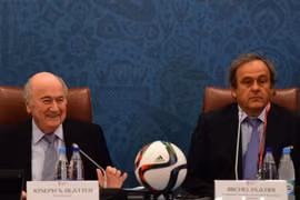 Chủ tịch Liên đoàn Bóng đá Thế giới Sepp Blatter (trái) và Chủ tịch Liên đoàn Bóng đá châu Âu (UEFA) Michel Platini. (Nguồn: Getty)