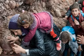 Người tị nạn Syria tới đảo Lesbos, Hy Lạp sau cuộc hành trình vượt biển Aegean từ Thổ Nhĩ Kỳ. (Nguồn: Reuters/TTXVN)