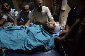 Chuyển một người Palestine bị thương trong vụ Israel oanh tạc Gaza tới bệnh viện thành phố Gaza ngày 7/8. (Nguồn: AFP/TTXVN)