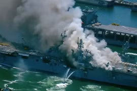 Tàu quân sự USS Bonhomme Richard bốc cháy. (Nguồn: news.usni.org)