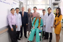 Bệnh nhân 91 chụp ảnh lưu niệm với đại diện Lãnh sự quán Anh tại Thành phố Hồ Chí Minh và các y bác sỹ trong ngày xuất viện. (Ảnh: TTXVN phát)
