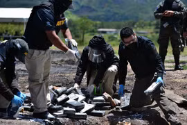 Cảnh sát chuẩn bị thiêu hủy số cocaine thu giữ được tại Tegucigalpa, Honduras. (Ảnh: AFP/TTXVN)
