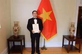 Đại sứ Phạm Cao Phong trình Thư ủy nhiệm lên Toàn quyền Julie Payette theo hình thức trực tuyến. (Ảnh: TTXVN/phát)