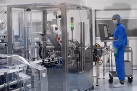 Nhân viên làm việc trên dây chuyền sản xuất vắcxin phòng COVID-19 tại Công ty công nghệ sinh học Biocad. (Ảnh: AFP/TTXVN)